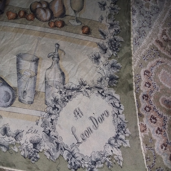 Vintage silk scarf with a story - Picture 4 of 5